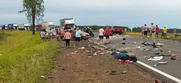 Tres paraguayos murieron en un accidente rutero en Corrientes - Policiales - ABC Color
