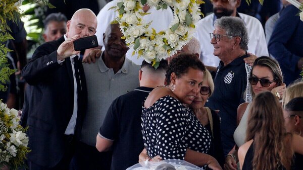 Infantino está 'horrorizado' tras críticas por su selfie en el velorio de Pelé