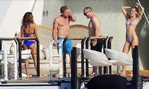 [GALERÍA] Leonardo DiCaprio comenzó el 2023 en un yate farreando con modelos