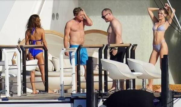 [GALERÍA] Leonardo DiCaprio comenzó el 2023 en un yate farreando con modelos