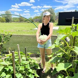 La exmodelo Patty Gadea mostró orgullosa los frutos de su huerta orgánica - Gente - ABC Color