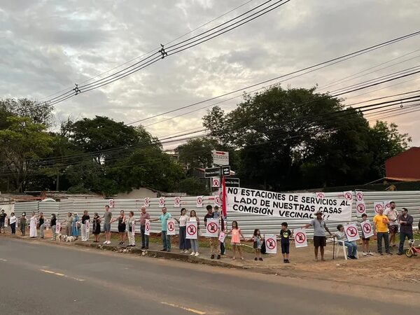Vecinos exigen que tras fallo, se suspenda estación de servicio en Las Lomas - Nacionales - ABC Color