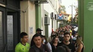 Forman largas colas en Asunción por vacuna contra la fiebre amarilla