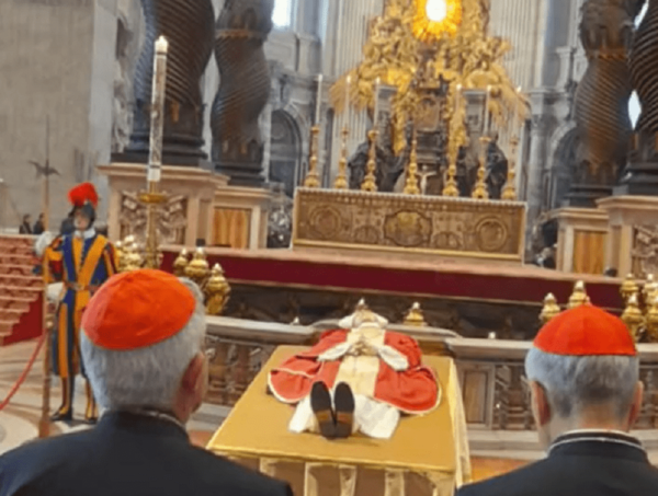 Unas 200 mil personas pasaron por la Capilla Ardiente para despedir al papa emérito Benedicto XVI · Radio Monumental 1080 AM