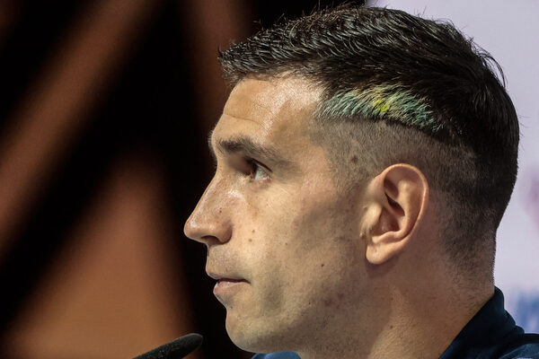'Dibu' Martínez viaja al espacio en forma de satélite - MarketData