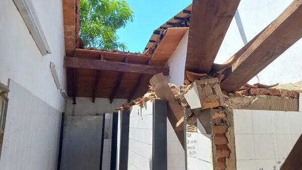 Se derrumbó un sanitario de una escuela de Villa Elisa - Nacionales - ABC Color