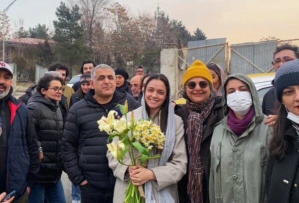 Liberan bajo fianza a reconocida actriz iraní tras ser acusada de apoyar protestas contra el régimen