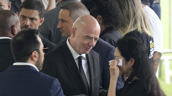Infantino se mostró "consternado" por las críticas tras la selfi junto al cuerpo de Pelé - Megacadena — Últimas Noticias de Paraguay