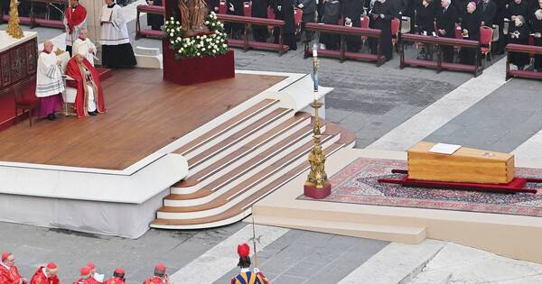 La Nación / En una ceremonia inédita, el papa Francisco preside el funeral de Benedicto XVI ante miles de fieles
