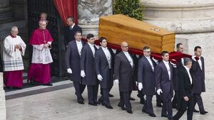 Iglesia da el último adiós al papa emérito Benedicto XVI 