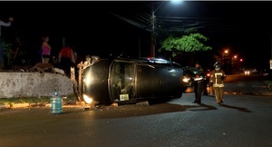 Colisión y vuelco en peligroso cruce de Ñemby - Unicanal