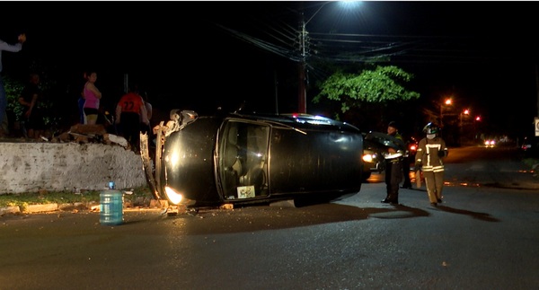 Colisión y vuelco en peligroso cruce de Ñemby - Unicanal