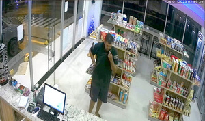 Solitario delincuente asalta a cajera de un surtidor y lleva G. 185.000 - La Clave
