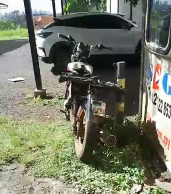 Añoso árbol ho’a sobre motoqueiro que se salvó de puro milagro, ndaje - La Clave