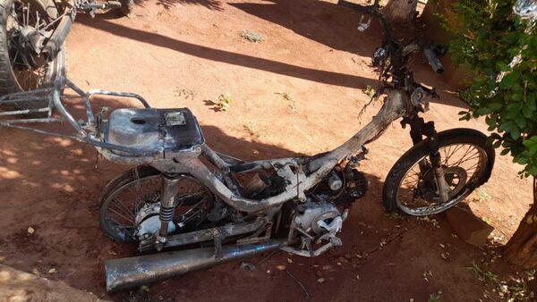 Despechado golpeó y quemó la moto de su expareja
