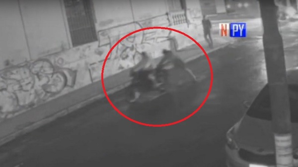 Mujer denuncia el robo de su moto en el microcentro de Asunción - Noticias Paraguay