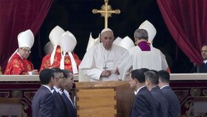 Benedicto XVI, el papa "sabio", despedido por Francisco ante miles de fieles