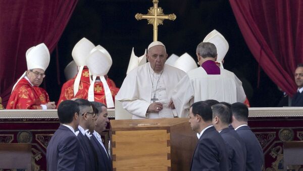 Benedicto XVI, el papa "sabio", despedido por Francisco ante miles de fieles