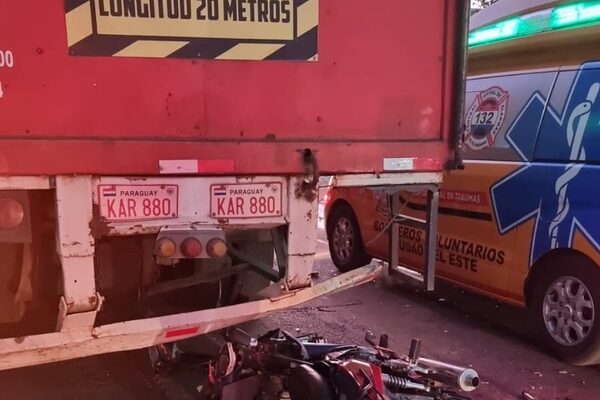 Motociclista choca contra camión
