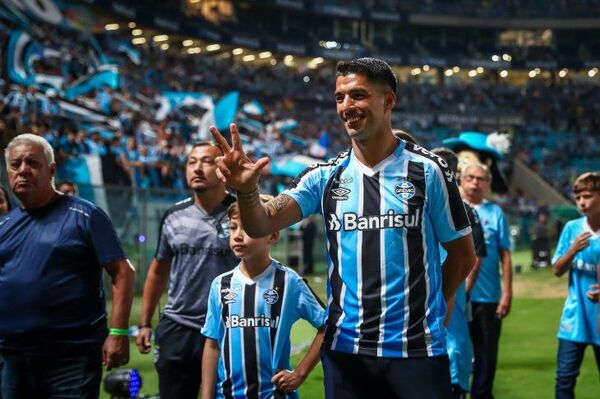 Luis Suárez promete goles y títulos con Gremio