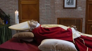 Los restos mortales de Benedicto XVI ya descansan en el Vaticano - trece