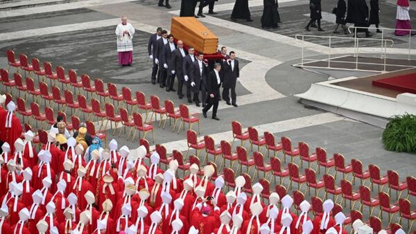 El papa despide a Benedicto XVI como un «pastor» que tuvo «sabiduría, delicadeza y entrega»