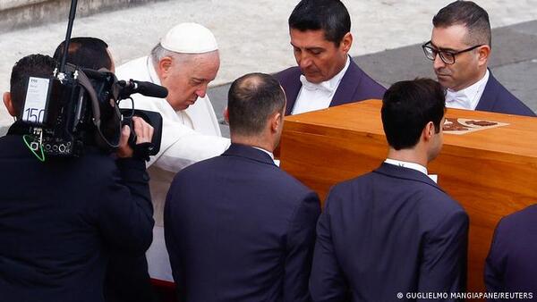 Papa Francisco da último adiós a Benedicto XVI ante miles de fieles
