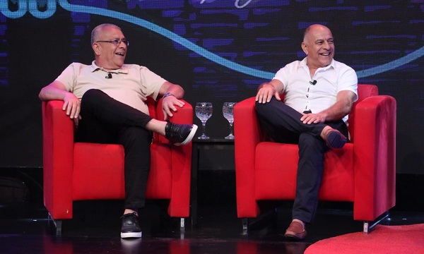 Los hermanos Gabriel "el loco" y Epifanio González en "El último que apague la luz" | Telefuturo