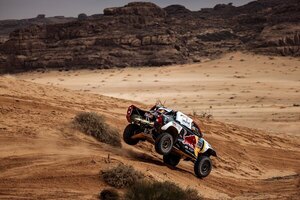 Al-Attiyah no perdona y se lleva la etapa 5 en coches