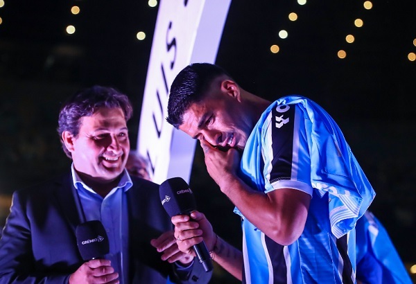 Suárez rompe en llanto en presentación ante miles de torcedores - La Prensa Futbolera