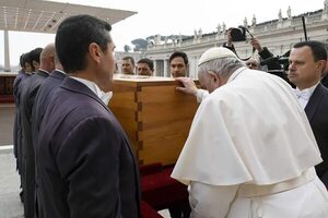 Con Francisco ante el ataúd de Benedicto XVI, acaba la era de los “dos papas” - Mundo - ABC Color