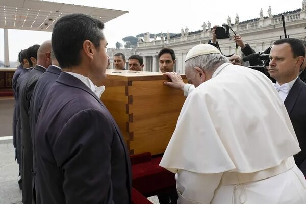 Con Francisco ante el ataúd de Benedicto XVI, acaba la era de los “dos papas” - Mundo - ABC Color