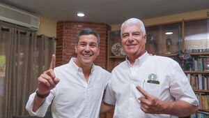 Santiago Peña y Arnoldo Wiens sellan el tradicional "abrazo republicano" en la ANR