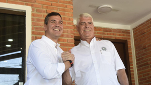 Santiago Peña y Arnoldo Wiens sellan el tradicional "abrazo republicano" en la ANR - Noticiero Paraguay