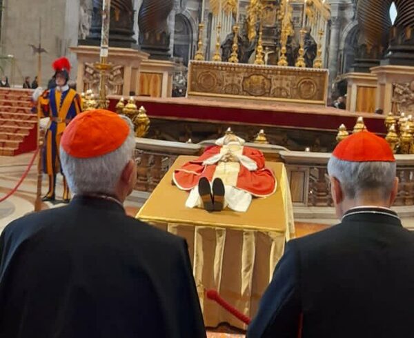 Diario HOY | Cardenal Adalberto Martínez dio el último adiós a Benedicto XVI