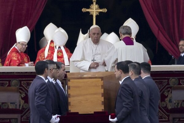 Benedicto XVI, el papa "sabio", despedido por Francisco ante miles de fieles - Radio Imperio
