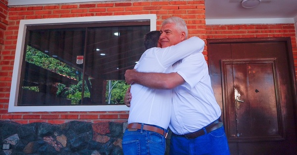 Sellan «abrazo republicano» en la ANR y unifican bancadas en el Congreso