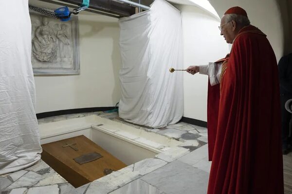 El papa emérito Benedicto XVI ya reposa en la cripta vaticana - Mundo - ABC Color