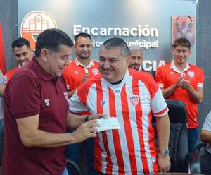 Municipio entrega aporte económico a la Selección Encarnacena