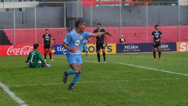 Ronaldo Martínez lleva sus goles al fútbol argentino
