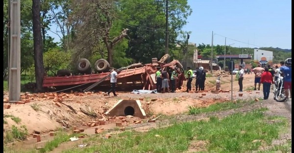 Hombre muere tras vuelco de camión en Pedrozo - Unicanal