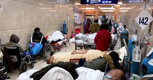 Colapso total en los hospitales de China y pacientes con COVID son atendidos en el piso ante la falta de camas