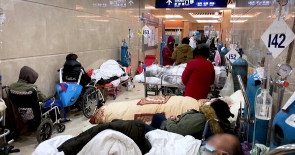 Colapso total en los hospitales de China y pacientes con COVID son atendidos en el piso ante la falta de camas
