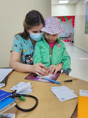 Niños del Hospital Acosta Ñu preparan sus cartas para los Reyes Magos - .::Agencia IP::.