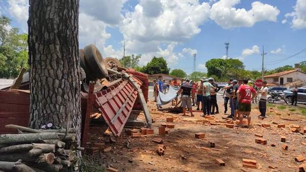 Diario HOY | Vuelco de camión deja un fallecido en Ypacaraí