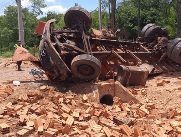 Camionero muere tras volcar su vehículo por desperfecto mecánico en Pedrozo · Radio Monumental 1080 AM