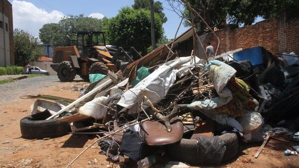 Retiran 11 toneladas de basura de un vertedero clandestino