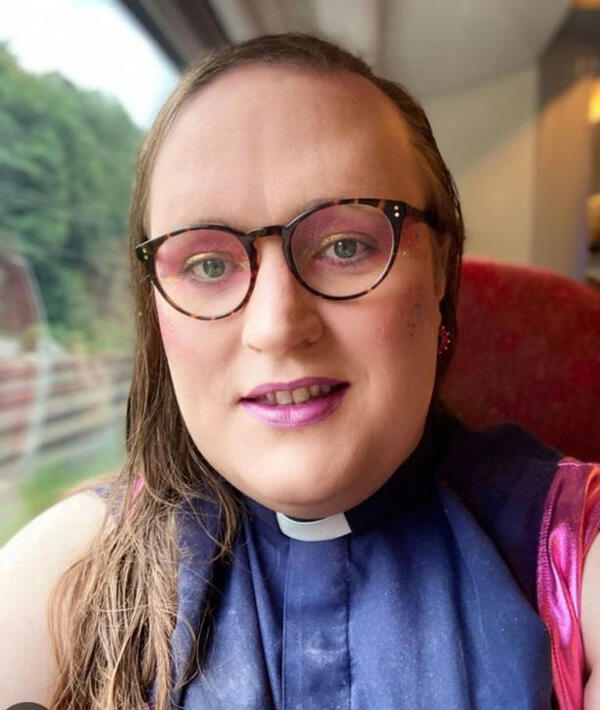 Bingo Allison, primer sacerdote que se declara no binario, predica en Inglaterra