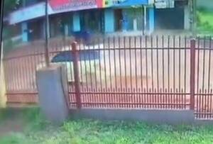 [VIDEO] Motoca chocó y siguió su camino sobre el techo del auto