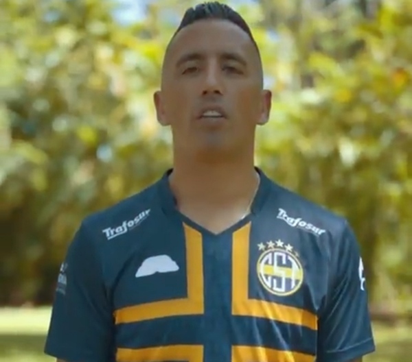 El experimentado Lucas Barrios fue presentado en el Sportivo Trinidense